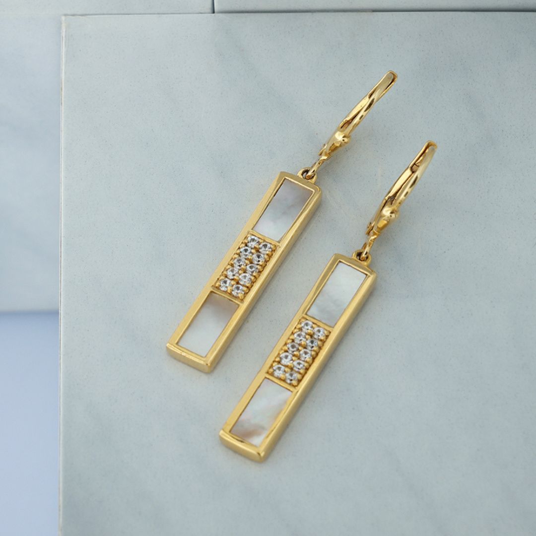 CocreateConnect's tweet image. Minimal with a hint of glamour, this mother-of-pearl block pair is a must-have addition to your jewel collection. The iridescence of the pearl, coupled with the glimmer of zirconia, makes for a very sophisticated design that can be worn from day to night.