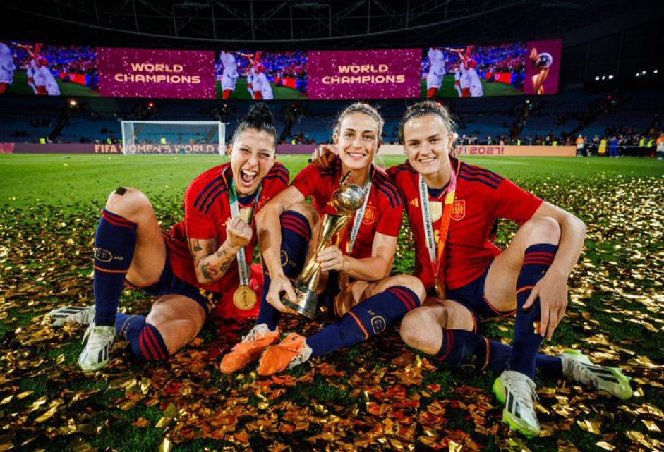 lulajackie11's tweet photo. Ellas, las mujeres futbolistas son la piedra 🪨 en el zapato de directivos y periodismo misógino que se atrevieron a exponerlos y señalarlos. 

Valientes !! 👏🏻💜✊🏻 #Las15 https://t.co/LgdpS9RfHY