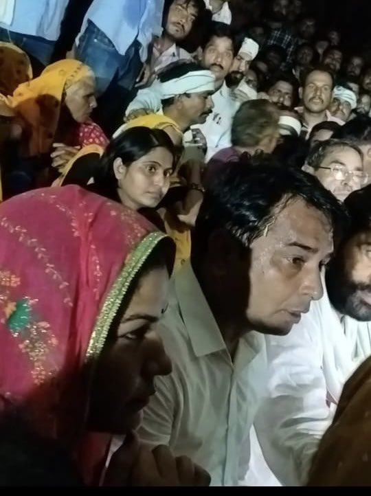 प्रशासन ने हमारी सारी माँगे मान ली है। जब जब भी समाज को ज़रूरत होगी तब तब आगे की पंक्ति में खड़ी मिलूँगी ! आपने बहुत प्यार और सम्मान दिया बारा  वासियों उसके लिये बहुत बहुत धन्यवाद ! फिर कभी आऊँगी ! बाई बाई बारा !
@NareshMeenaINC
