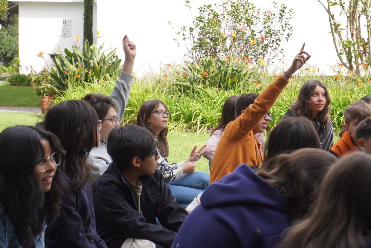 Desagneauxdiplo's tweet photo. Hoy visita de estudiantes del Liceo #LaCondamine para un recorrido y presentación de la Residencia de 🇫🇷, casona patrimonial de la ciudad de Quito
Ocasión para sensibilizar a las jóvenes generaciones para cuidar y defender el patrimonio material e inmaterial
🇫🇷🤝🇪🇨 https://t.co/bPI2AbW25y