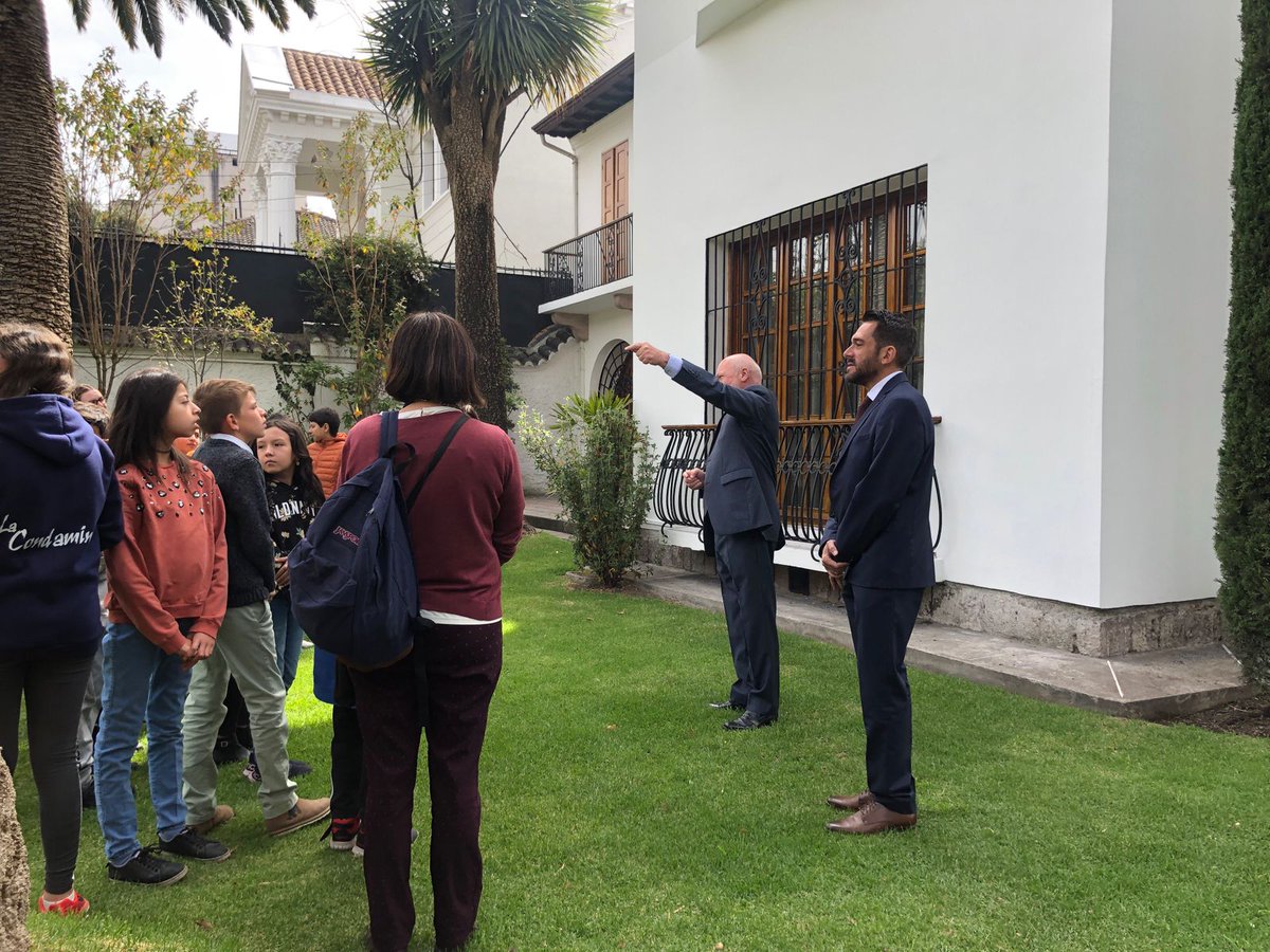 Desagneauxdiplo's tweet photo. Hoy visita de estudiantes del Liceo #LaCondamine para un recorrido y presentación de la Residencia de 🇫🇷, casona patrimonial de la ciudad de Quito
Ocasión para sensibilizar a las jóvenes generaciones para cuidar y defender el patrimonio material e inmaterial
🇫🇷🤝🇪🇨 https://t.co/bPI2AbW25y