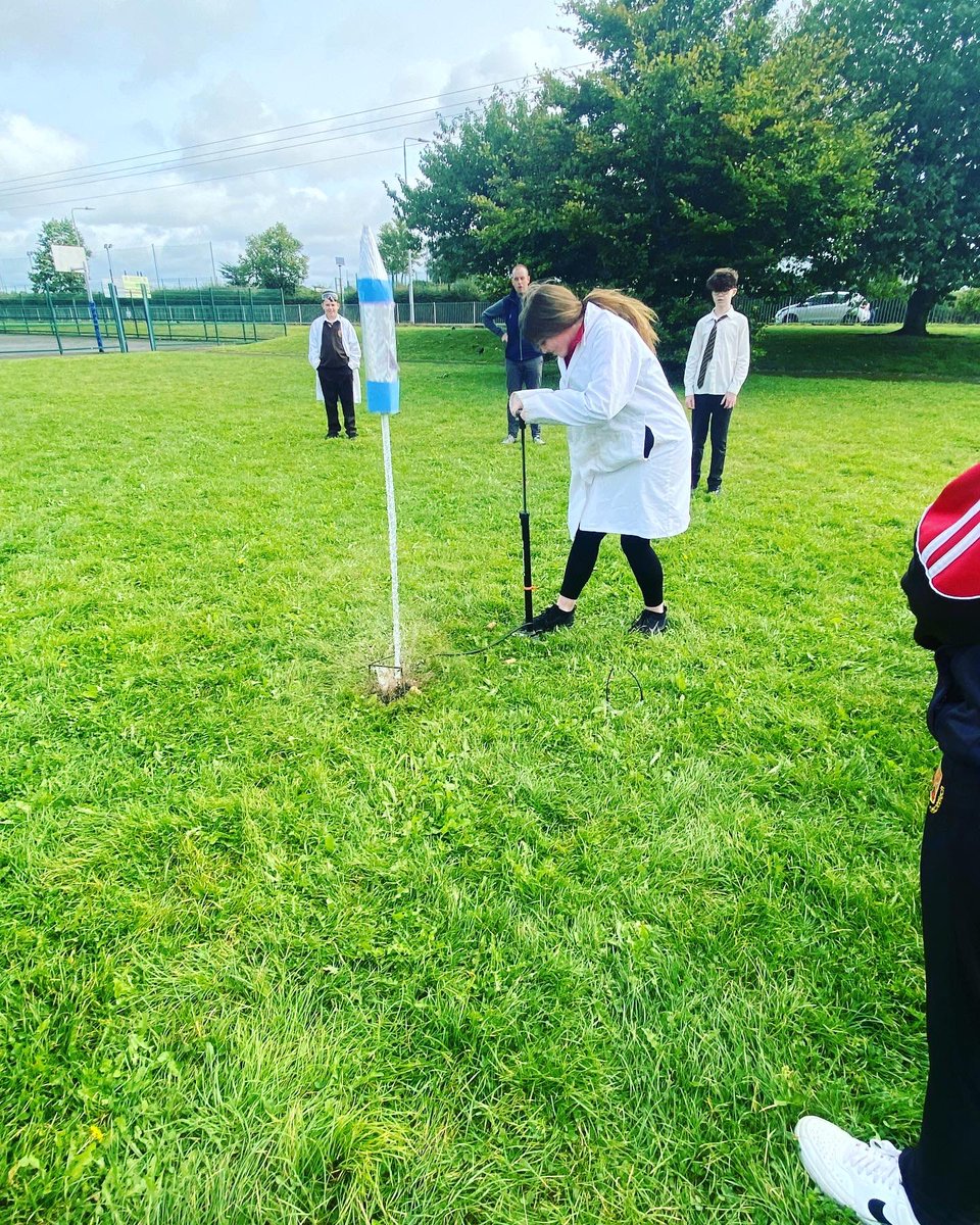 GCCCW1's tweet photo. Bhí bliain a dó i mbun roicéadeolaíochta sa rang Eolaíochta inniu agus iad ag fiosrú #domhan&spás8 #domhanfisiceach6&7 🚀🧑🔬 https://t.co/kxLYez45Uq