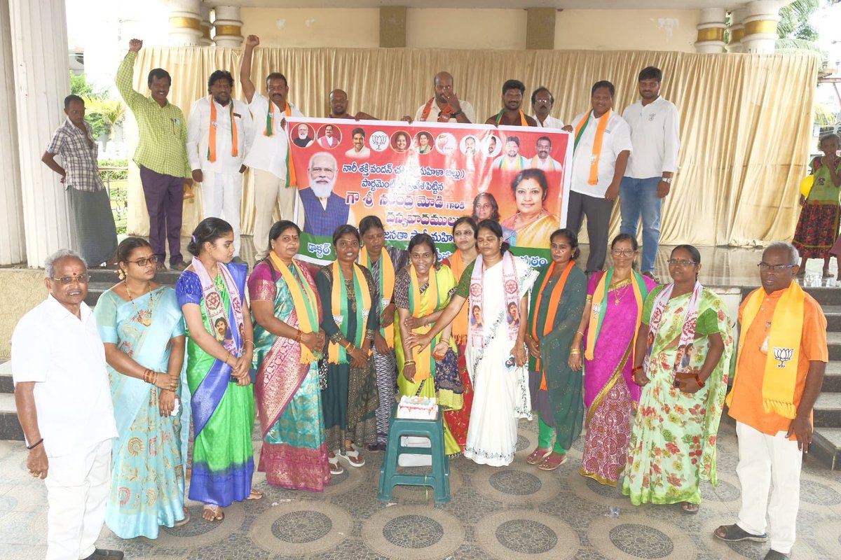 Manasa_Janasena's tweet photo. సెంట్రల్ గవర్నమెంట్ ప్రవేశపెట్టిన  మహిళా రిజర్వేషన్ బిల్లుని స్వాగతిస్తూ వివిధ కార్యక్రమాల్లో పాల్గొనడం జరిగింది. 

ఈ రిజర్వేషన్ బిల్లు @JanaSenaParty 2019 మేనిఫెస్టో లో ఉండడం మన @PawanKalyan గారి విజనరికి ప్రతీక.

#VisionaryLeaderPawanKalyan
#WomenReservationBill2023 https://t.co/2CoHAcLkVD