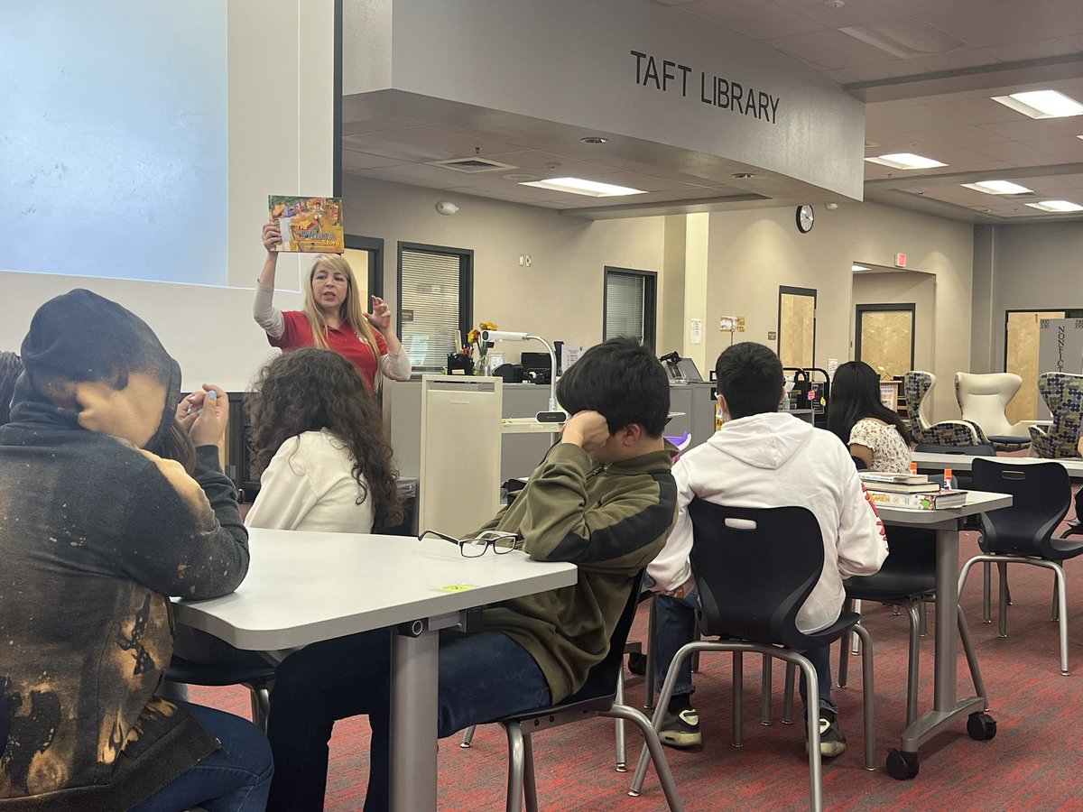 NISDLib's tweet image. ALE st’s @NISDTaft learn the history of the piñata &amp;amp; made their own as part of the library’s Hispanic Heritage Month lessons! Did you know the word “piñata” means “fragile pot” &amp;amp; comes from the Italian word “pignatta?” #TheMoreYouKnow #NISDLibraries #TeamNorthside @TaftHSLibrary