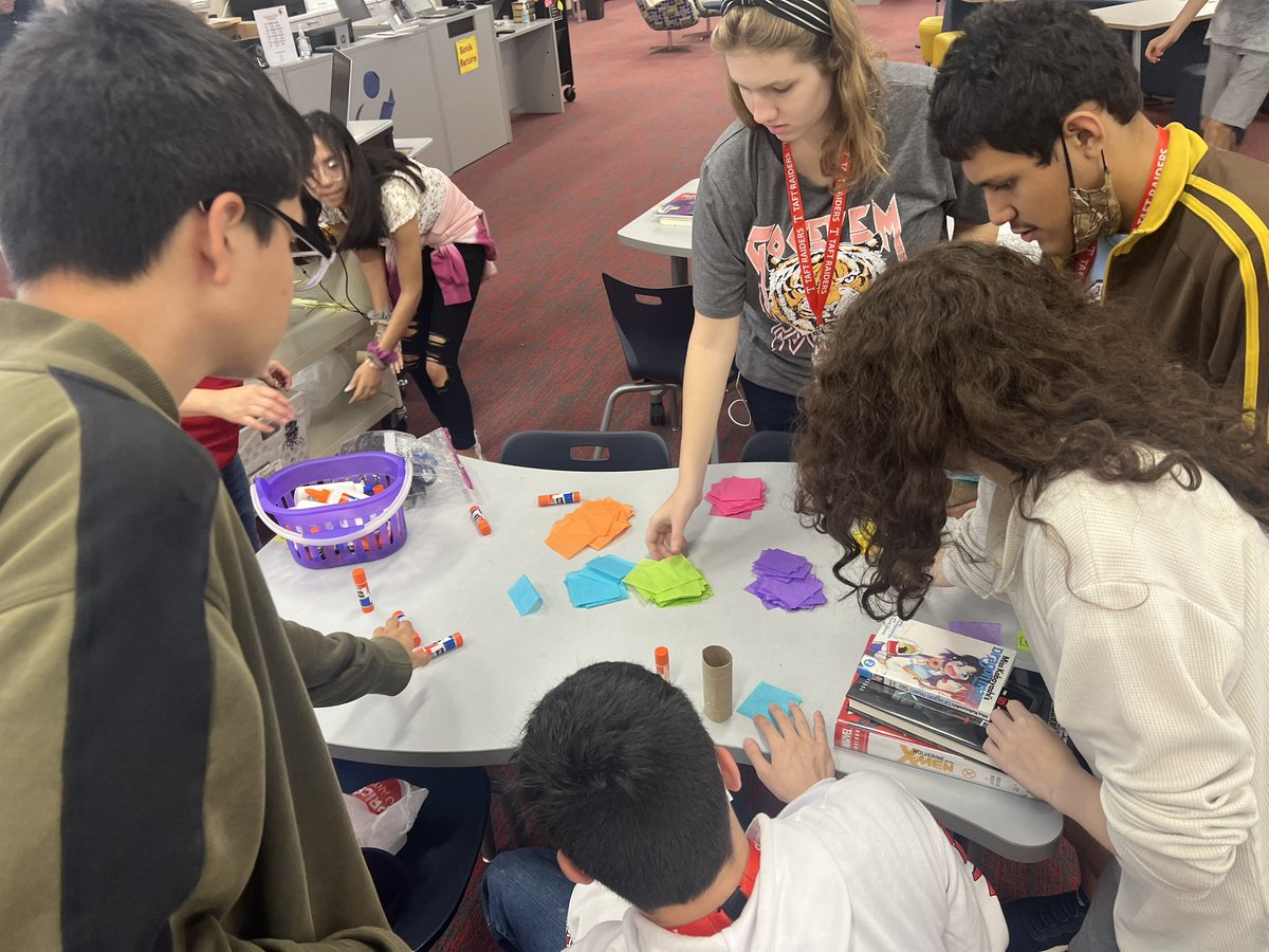 NISDLib's tweet image. ALE st’s @NISDTaft learn the history of the piñata &amp;amp; made their own as part of the library’s Hispanic Heritage Month lessons! Did you know the word “piñata” means “fragile pot” &amp;amp; comes from the Italian word “pignatta?” #TheMoreYouKnow #NISDLibraries #TeamNorthside @TaftHSLibrary