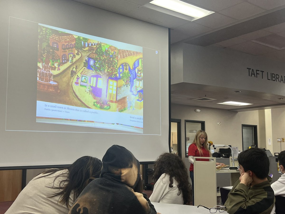 NISDLib's tweet image. ALE st’s @NISDTaft learn the history of the piñata &amp;amp; made their own as part of the library’s Hispanic Heritage Month lessons! Did you know the word “piñata” means “fragile pot” &amp;amp; comes from the Italian word “pignatta?” #TheMoreYouKnow #NISDLibraries #TeamNorthside @TaftHSLibrary