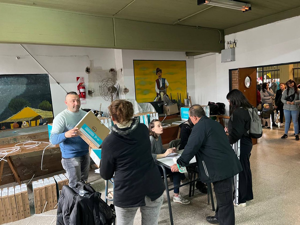 DTeR04's tweet photo. El día de hoy comenzamos a entregar netbooks de #ConectarIgualdadBonaerense, a alumnos de 5to año en el distrito de #FlorecioVarela

Se entregaron 201 netbooks en la EES N°7 de Varela. https://t.co/DilxGX0LU5