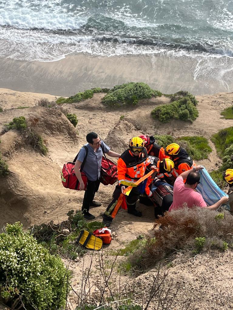 Ayer concurrimos a rescatar a una persona lesionada en un acantilado en el Cerro Tacna #Bomberos #Maitencillo