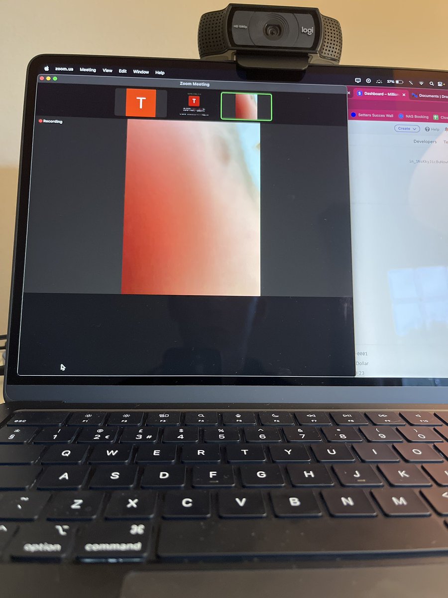 You know you’re close to closing a deal

When all you can see is 

The ear of someone on the phone to the bank

To authorise a payment of $2,900 🤝🏼