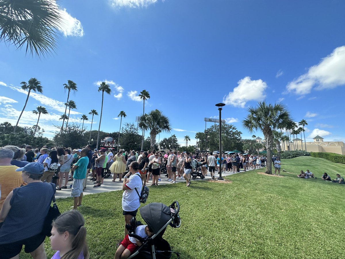 jasondiffendal's tweet photo. If the purpose of a virtual queue is to eliminate/reduce an actual queue, they have failed miserably. All of these people’s queues have already been called but they are not letting anyone in. My queue time expires in 20 minutes. https://t.co/yna2bLlvfT