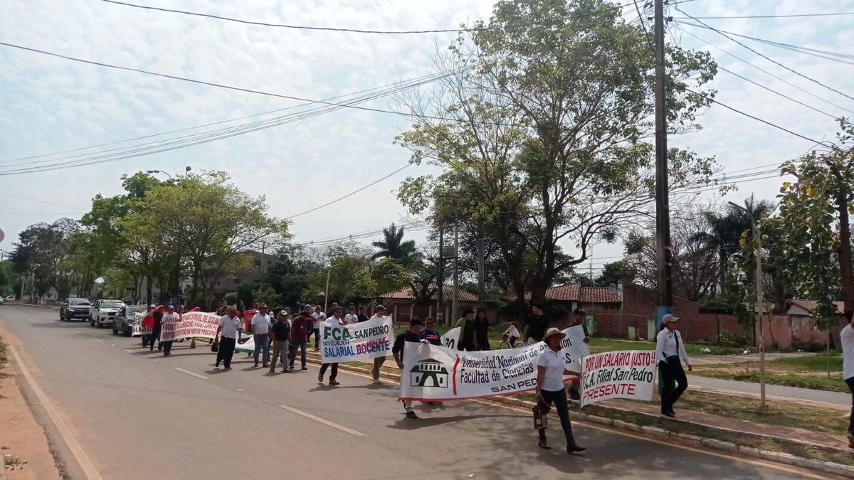#LaUNAEnParo 🔴𝗦𝗮𝗻 𝗣𝗲𝗱𝗿𝗼, 𝗣𝗿𝗲𝘀𝗲𝗻𝘁𝗲!
La Filial de San Pedro, se manifiesta exigiendo un presupuesto digno para la <a href="/una_py/">Universidad Nacional de Asunción</a> 

La Educación Superior no se negocia!

#DerechoUNAPresente
#SiAlPresupuestoParaLaUNA
#SomosDeLaUNA