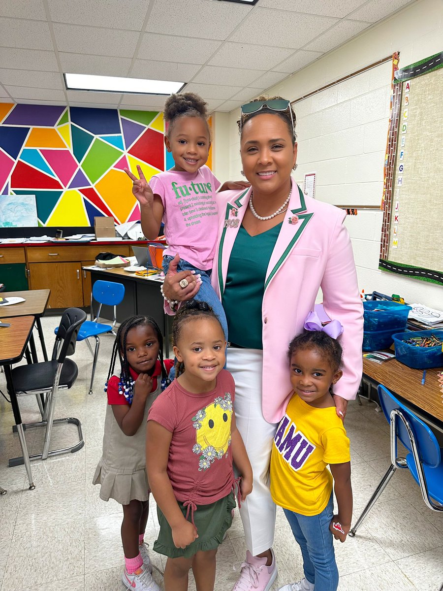 akperera's tweet photo. Itβs College Week at @BLELancaster and Principal @totstevenson and team are #InspiringEmpoweringROARING with π
pride. @LancasterISD ππ½ https://t.co/jhtdcYWyte