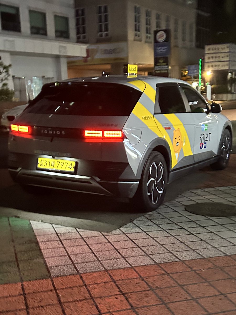 i_MiEV_LEAF's tweet photo. カカオタクシーIONIQ5
なんだろう、韓国の車デザイン全てイケてる。見慣れてないからかな🤔 https://t.co/5jtKHqXku9