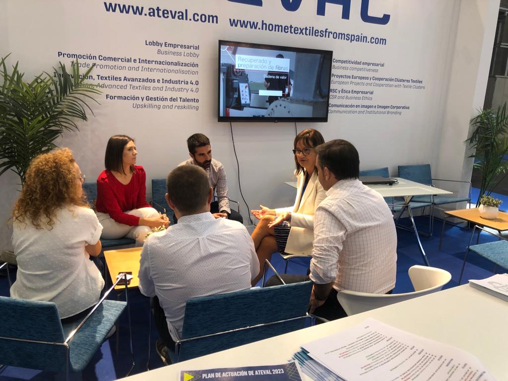 atevaltextil's tweet photo. 2ª jornada de @HTP_Textilhogar marcada por la mayor afluencia de visitantes y en la que se están cumpliendo las agendas de reuniones con los compradores internacionales coordinadas por #ATEVAL, dentro de la misión inversa organizada junto a @ICEX_ y @GVAivace Internacional. https://t.co/LKSFqASb5w