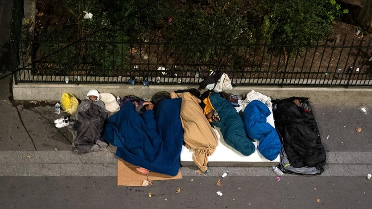 @benoithamon @SINGAWorld @SINGA_FRANCE il faut arrêter de parler d'humanité pour caractériser l'accueil des migrants en France Surtout que votre humanité consiste a les laisser crever sur un trottoir