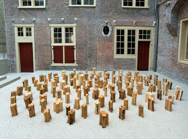 In het najaar van 2023 is in Museum De Lakenhal de tentoonstelling De Hardnekkigheid Van De Hoop te zien. Deze tentoonstelling is tijdens het kunstrouteweekend gratis toegankelijk. (Kunstwerk: Anjet van Linge, Foto: Marc de Haan). #MuseumDeLakenhal #KunstrouteLeiden #KRLeiden