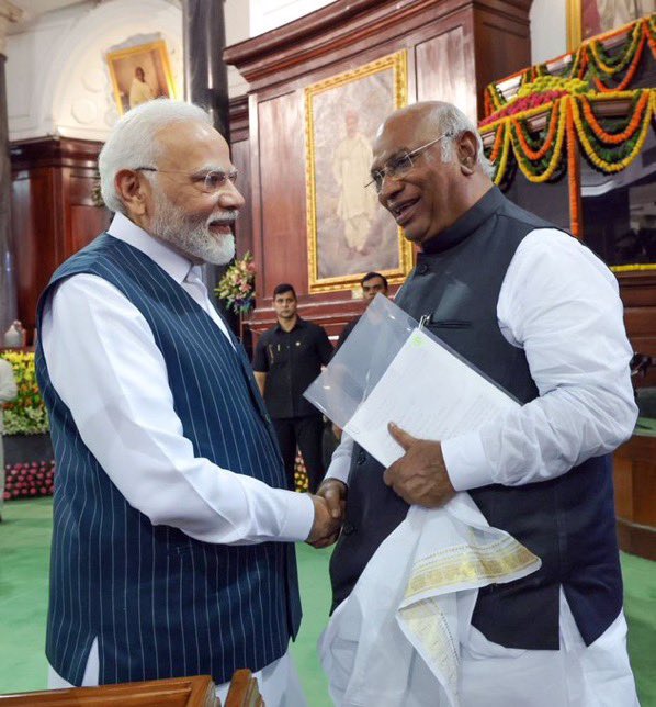 abhishandilya93's tweet photo. इस तश्वीर पर क्या कैप्सन देंगे आप ?

#HavellsKeDeva #ParliamentSession #DilJashnBole #Kashmir #Shubh #WomenReservationBill #ParineetiChopra #SalmanKhan #IndiaCanada #V6thWin #TejRan  #ICCWorldCup2023 #BrandedFeatures               #CWC2023 #KanganaRanaut #RashmikaMandanna
