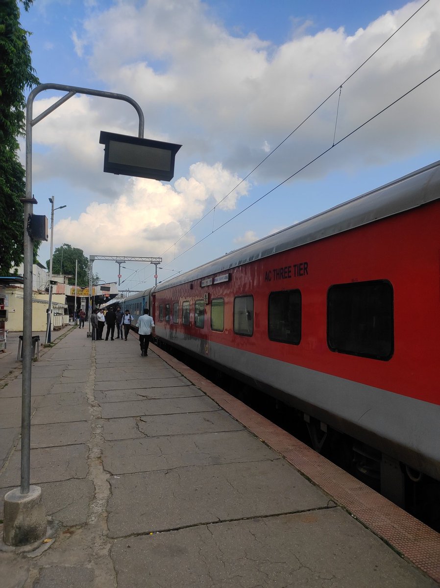 ziauddink258's tweet photo. Coach display is not working once again at baadshahnagar railway station... Passengers find its difficult to reach their coach
@drmljn @RailMinIndia @RailwaySeva https://t.co/0boip2EOs5