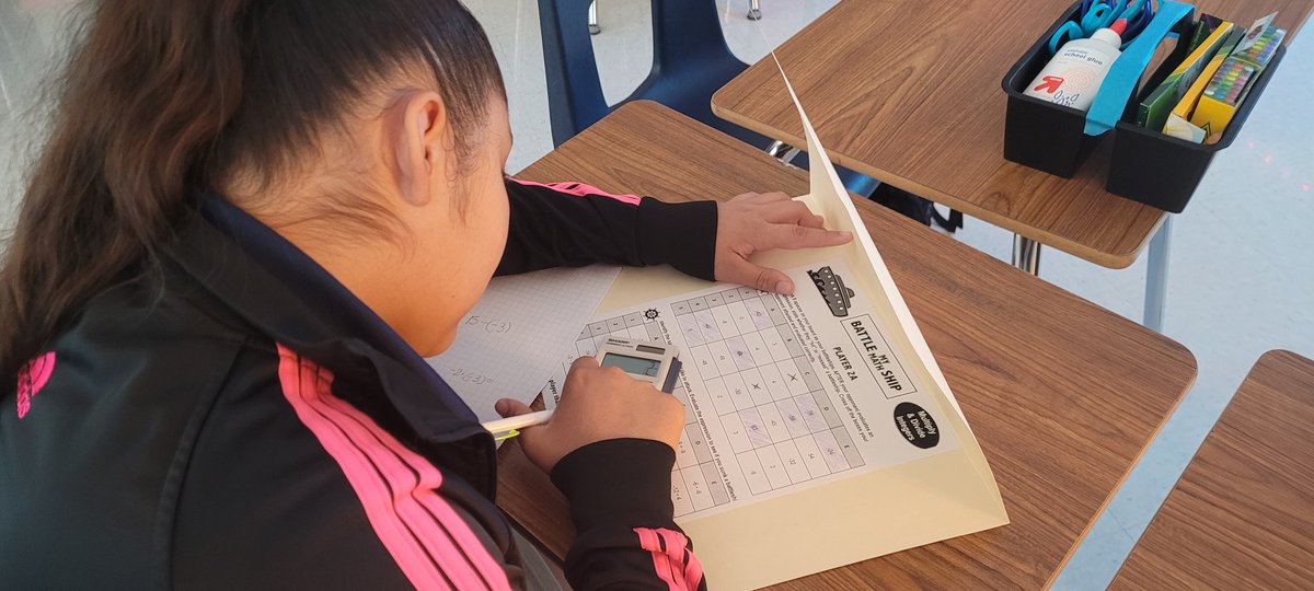 AReyes_HMS's tweet image. Competative 💙Cav Time🧡 multiplying and dividing integers through a game of Battleship! #Chasing100 #CavPride @Hernando_MS