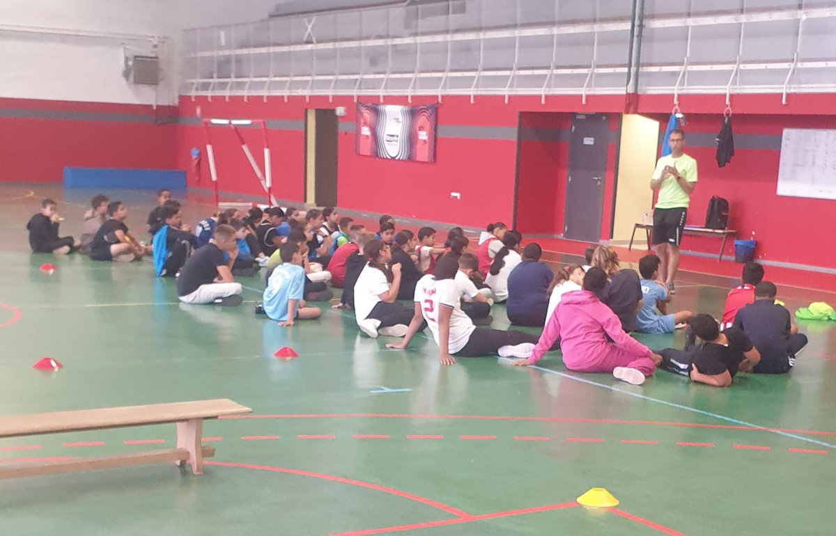 Cite_educBehren's tweet photo. Journée du sport scolaire.
3 activités avec les 6ème : handball,  basket ball, volley ball assis, pour répondre au thème de cette année, olympisme et paralympisme @nellybodo @RLaganier @FredGuyot3007 @Eug57 @VincentKlakocer @CelinePlontz_M https://t.co/NrrZTYlM6m