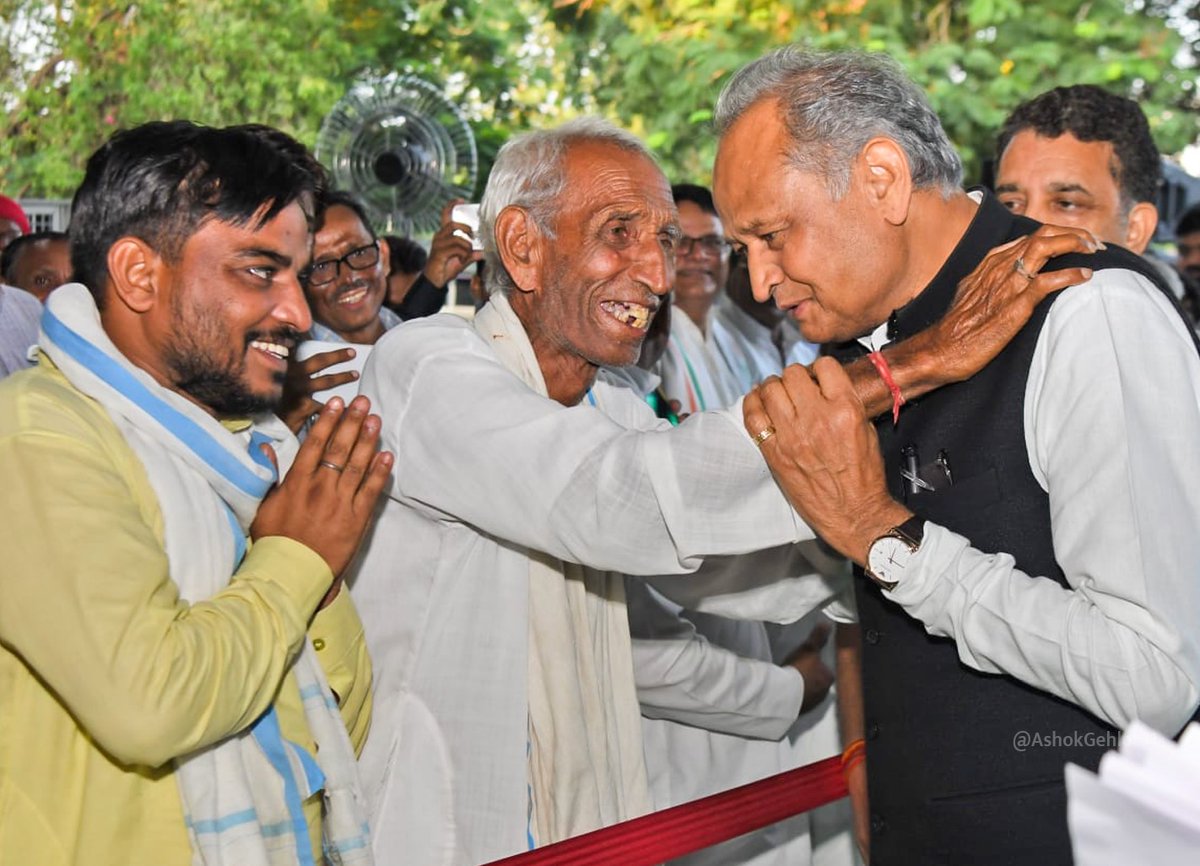 ashokgehlot51's tweet photo. पाणी हर ढाणी !

हर गांव, ढाणी और खेत तक पानी पहुंचाने के संकल्प को पूर्ण करने की दिशा में महत्वाकांक्षी पूर्वी राजस्थान नहर परियोजना (ERCP) में 53 नए बांधों को जोड़ने का निर्णय लिया गया है।

आज इस फैसले का सद्भाव प्रकट करने आए ERCP संयुक्त मोर्चा के सदस्यों, जनप्रतिनिधियों एवं जनता जनार्दन का आभार व्यक्त किया।