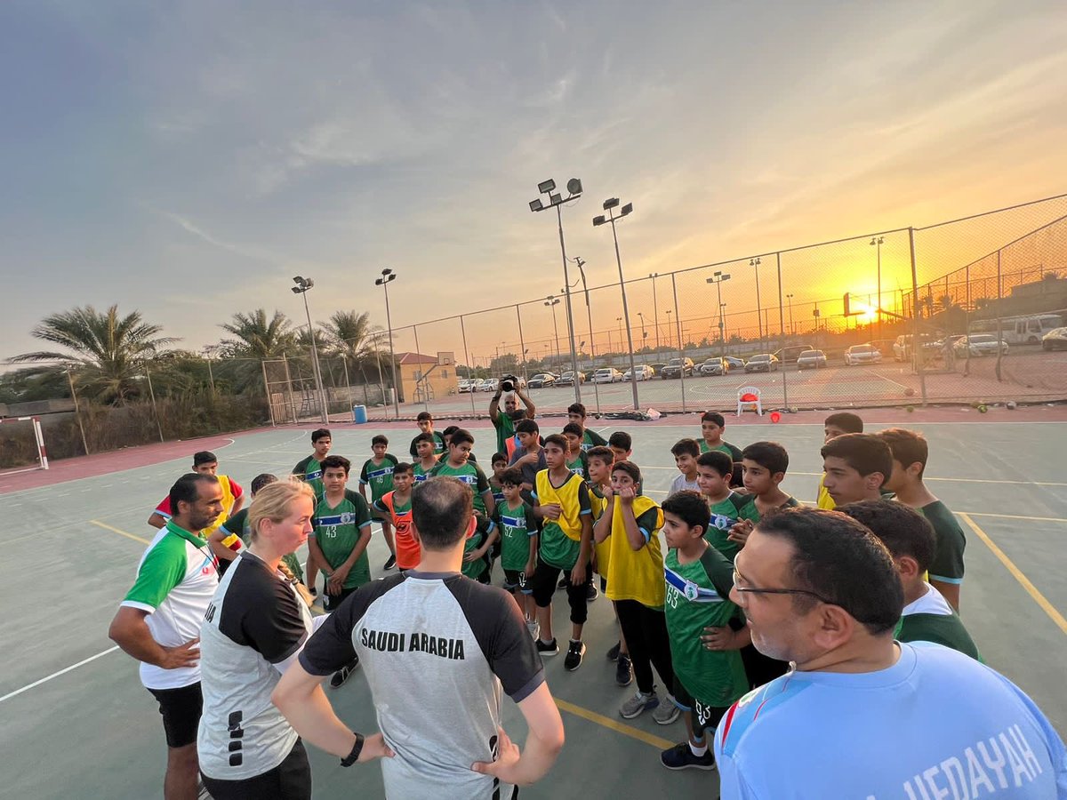 🤾‍♀️🚨🚨🚨🚨🚨🚨🤾‍♀️

رئيسة تطوير المواهب بالإتحاد السعودي لكرة اليد الدكتورة "إلونا هابكوڤا"  والسيد علي الساده في زيارة لتدريبات البراعم بنادي #الهداية 

عصر اليوم على ملاعب النادي 🤾

وتخللت الزيارة بالمشاركة ببعض التدريبات التكتيكية 💪

نشكر الإتحاد السعودي لكرة اليد 
على