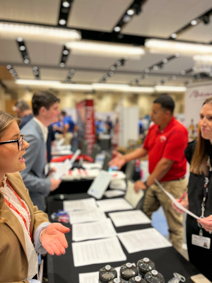 ukyengineering's tweet image. We had a great a turnout yesterday afternoon for the Engineering and Computer Science Career Fair! 💼🤝⚙️⌨️
Special thanks to our Big Blue Partners @grayconstructio and @Toyota
#engineeringcareers #computersciencemajor