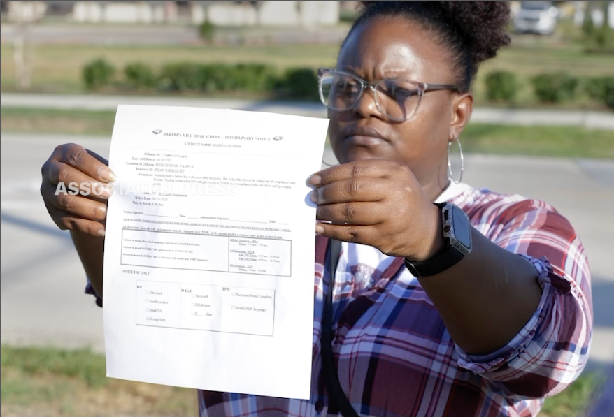 We stand with this Texas student and their family in the unjust suspension. It's time to put an end to hair discrimination in places where our children should feel safe and protected. #HairEquality #TheCrownAct #naturalhair. ✊🏿💇🏿‍♂️

instagram.com/reel/Cxai7BLuW…

📸: Associated Press
