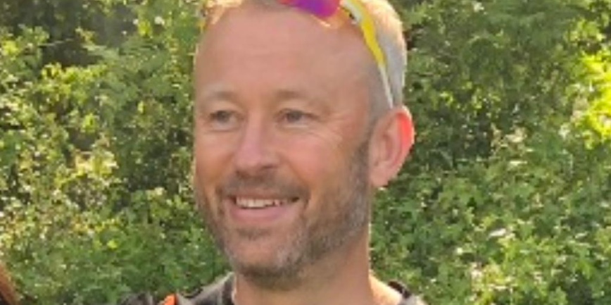 DaringtoDream5's tweet photo. Please support #TeamLloyd as  they run the @cardiffhalf. They are fundraising for research into ‘Out of Hospital Cardiac Arrests’ in memory of Greg Lloyd and to express their thanks to #CriticalCare @CV_UHB https://t.co/eryv3jk05y - an amazing family and a fantastic cause. https://t.co/6p8ujmP4YO