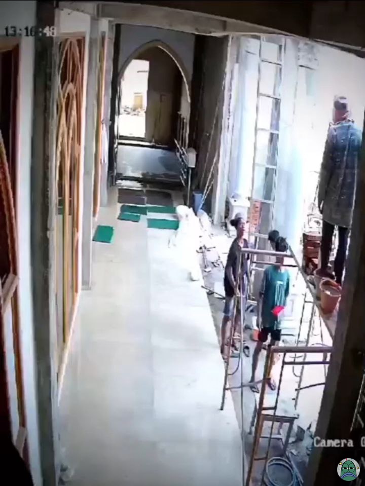 tanyarlfes's tweet photo. 💚 CW / / Pengeroyokan / / Jd para pelaku ini abis mab0k, pas di masjid itu ada Tukang Bangunan yg ngingetin mereka supaya ga ngomong sembarangan karena ada di area masjid, eh malah di ker0yok. VIDEO DI REPLY https://t.co/fI8ErNAQMx