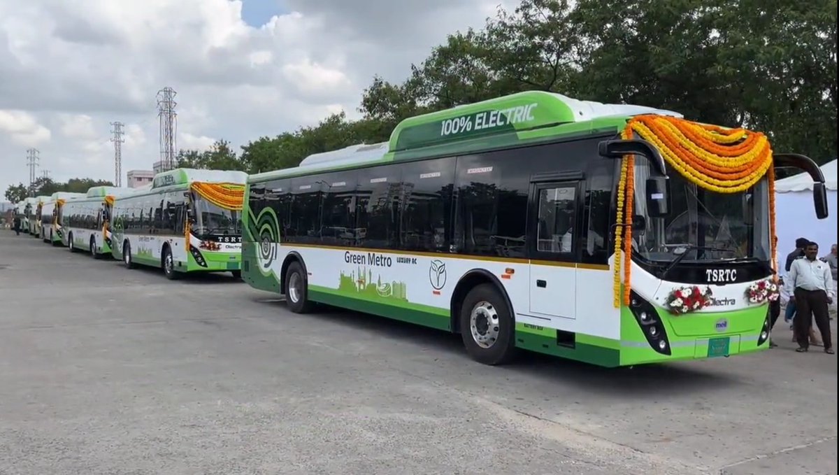 HiHyderabad's tweet photo. #Hyderabad Goes Green 💚

@TSRTCHQ Launched 25 Green Metro Luxury AC Electric Buses Today! 

@tsrtcmdoffice @puvvada_ajay @KTRBRS @TelanganaCMO https://t.co/FDauw7SuVE