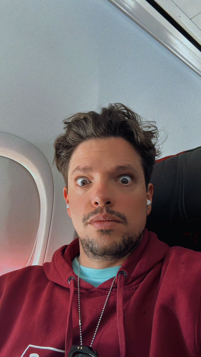 LassoMusica's tweet photo. mi cerebro: marico estás nominado a los grammys en las dos categorías más grandes, eso significa que van a sentarte con gente famosa de verdad y tienes que intentar ser un ser humano funcional, y no cagarla ni pisar a nadie por lo menos por dos horas. 

yo: https://t.co/Oi2w7tkczi