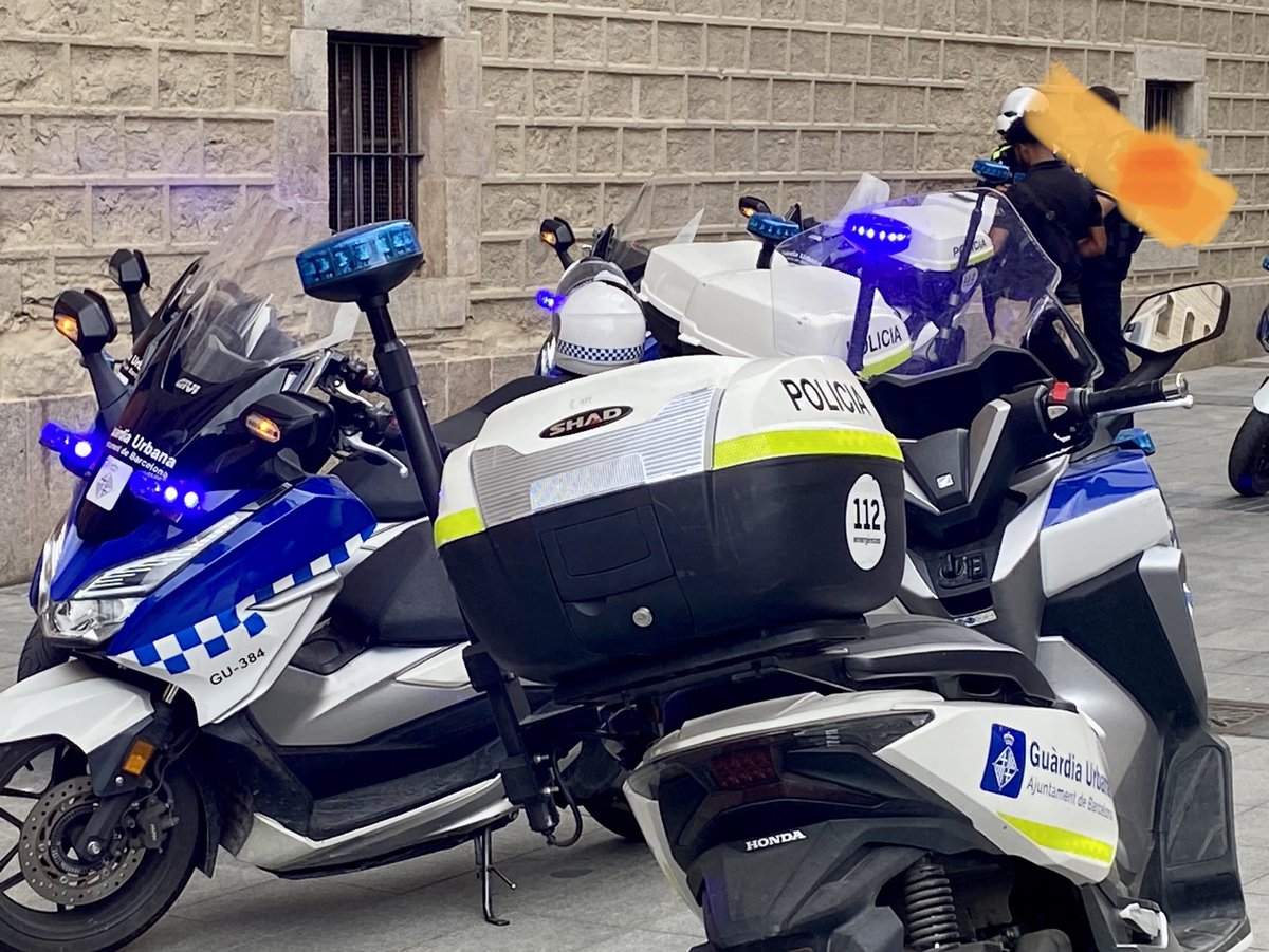 pladamunt's tweet photo. Ayuntamiento Barcelona@Jaume Collboni.
No, no me repito hoy otra vez los mossos en el Raval Plaza la Garduña en la Tancada ……
Todos los días tenemos que vivir con tanta delincuencia?
El Raval no puede más!!!! https://t.co/8SCks1iDzU