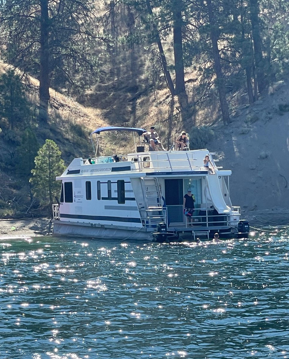 The perfect way to spend your weekend, a boat on Lake Roosevelt🛥️
📸- Barbara M