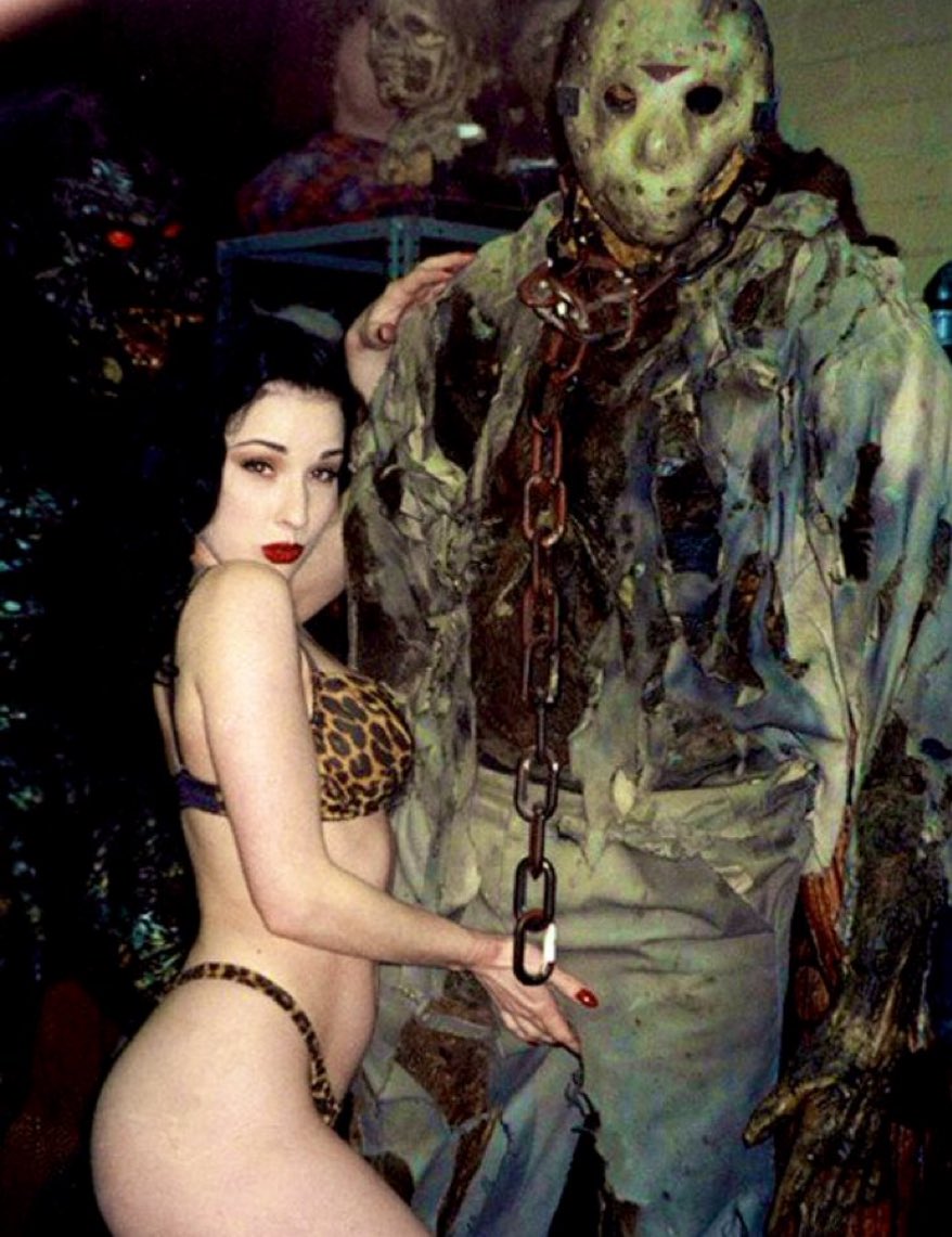 𝐭𝐡𝐞 𝐯𝐚𝐦𝐩𝐢𝐫𝐚 𝐬𝐡𝐨𝐰 🪦 (@horrorsthetics) on Twitter photo 