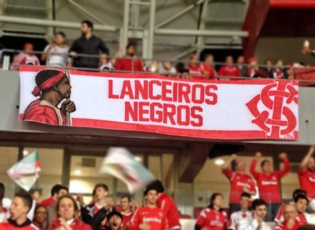 opovodoclube's tweet image. A faixa dos Lanceiros Negros, produzida pelo movimento O Povo do Clube e frequentemente vista nas arquibancadas do Beira-Rio, tem como objetivo lembrar de um aspecto pouco conhecido da história, relacionado aos negros escravizados que lutaram no Exército Farroupilha. Eles…