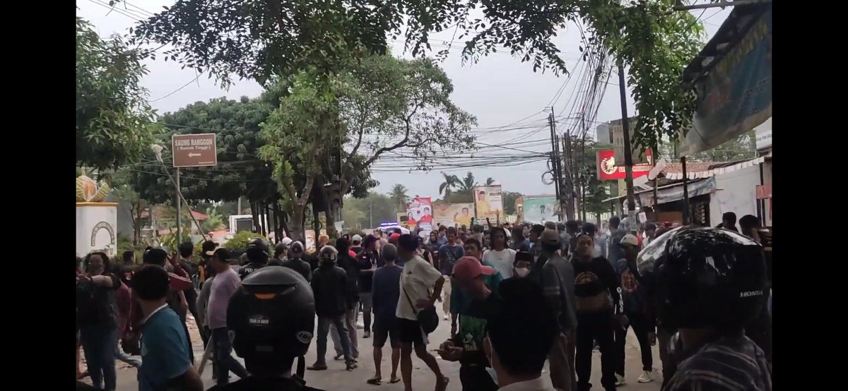 IndoDarkSide's tweet photo. @pemkabekasi @setu_polsek @txtdrbekasi Pertigaan Setu Bekasi #DukuhZamrud #BekasiTimurRegency bentrok #ormas #Gibas #GMBI #FKPPI #PP info terkini jumlah korban luka dan korban tewas belum diketahui, tapi yg jelas sudah ada!!
#kegiatan memalukan❗️
#bubarkanormas❗️ https://t.co/85egPpWrni