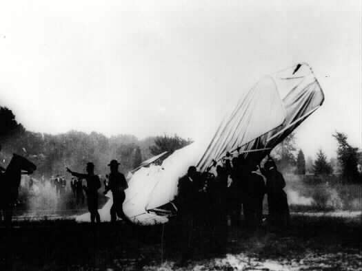 iamjekol's tweet image. The first airplane crash occurred on September 17, 1908. American pilot Thomas Etholen Selfridge died in a crash during a test flight of the Wright Flyer, which is considered the world's first recorded airplane crash.