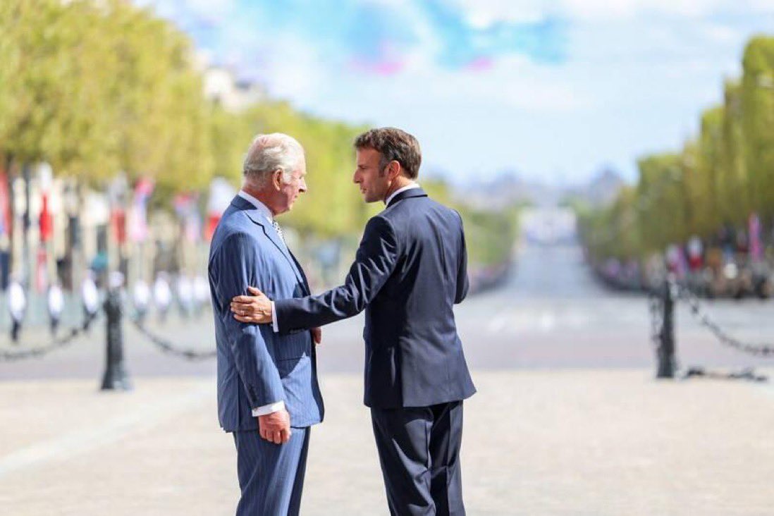 🇫🇷🇬🇧 FLASH - Emmanuel #Macron a été épinglé par la BBC pour avoir touché le roi en haut des Champs-Elysées. La règle veut qu’on ne touche un membre de la famille royale, et encore moins le roi, à moins que ce dernier n’initie le geste. (Libération)