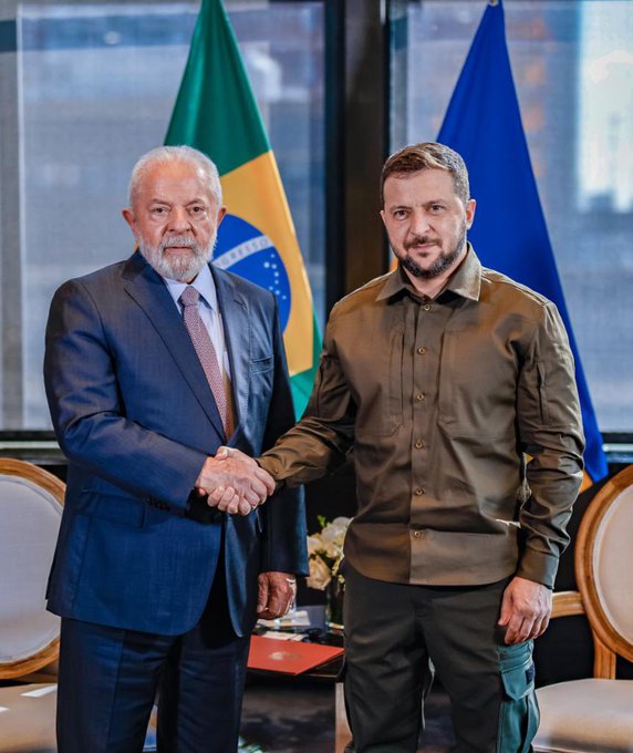 Lula ao lado do presidente ucraniano Volodymyr Zelensky.