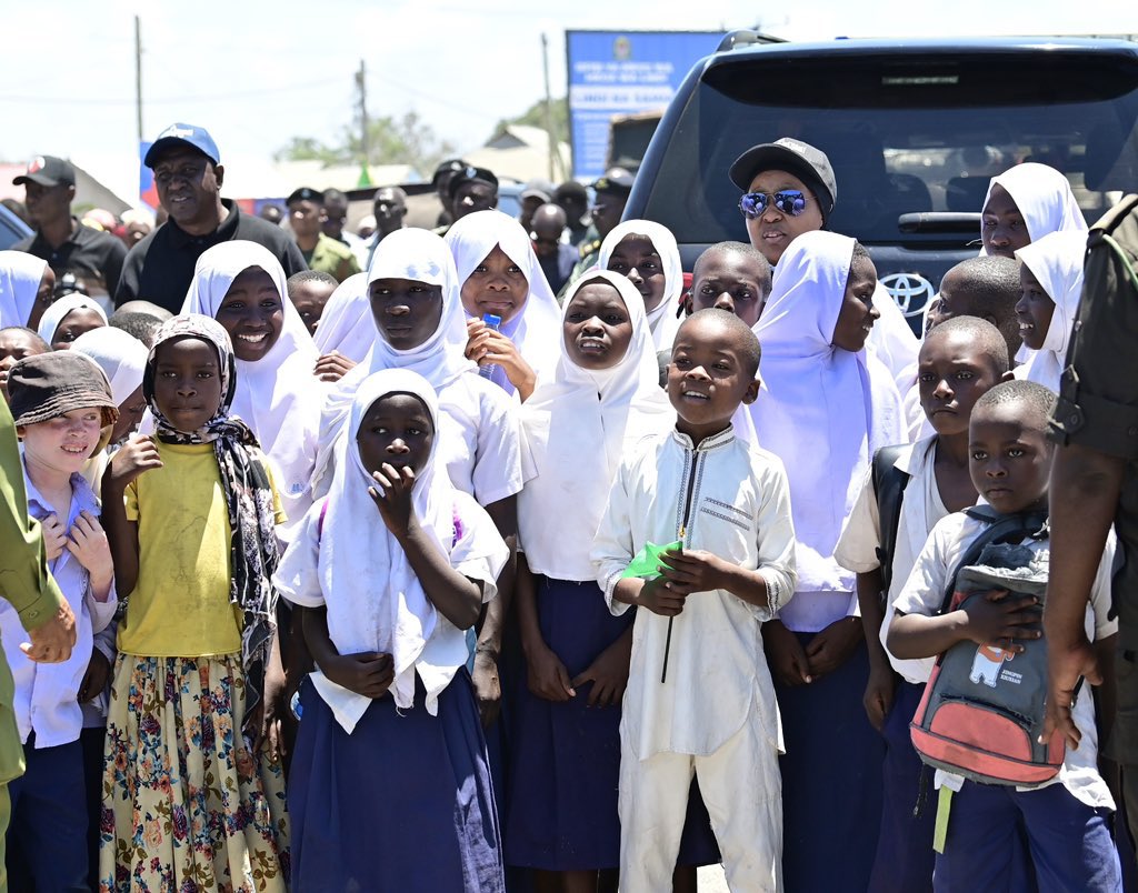 TanzaniaLeaks's tweet photo. BREAKING: Serikali ya Samia inaifilisi nchi. Ziara ya Lindi na Mtwara imeligharimu taifa zaidi ya 2.8Billion. Asilimia kubwa ya wahudhuriaji wanasombwa kwa malori na mabasi. Wamelipwa 20k. Kadhalika Watumishi wote mikoa ya kusini nao wanalazimishwa kushiriki na wanalipwa per Diem https://t.co/vDGAEVWcHz