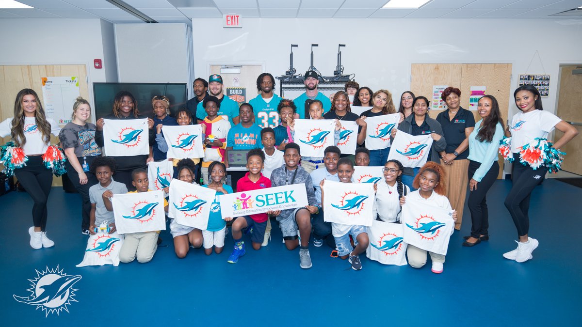 Energy was high this week at #CommunityTuesday As a part of their STEM curriculum, the @seek_inc students in @CityofMiaGarden had a chance to teach @AI_XLV, @Eli_Apple, & @skylarjthompson how to build and code their Lego League 🏎️. #FootballUNITES