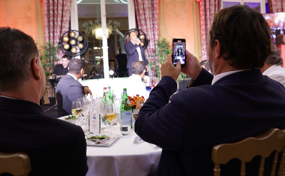CanonFrance's tweet photo. L'événement XV de Légende Canon s'est poursuivi autour d'un dîner mettant à l'honneur ces joueurs exceptionnels mais aussi d'autres grands noms emblématiques du rugby tricolore qui ont fait rêver la France entière au fil des années et des compétitions. @France2023 
Suite 🔽 https://t.co/OPXDbUCYrC