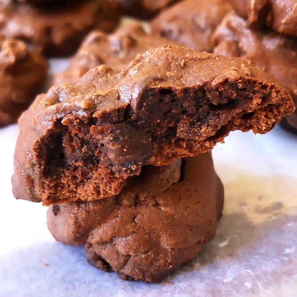 esteficolombo's tweet photo. MORDISCOS DE CHOCOLATE 
El nombre no es casualidad: le clavas el primero y no parás hasta terminarlas todas! 

Ingredientes (20 u medianas)
Huevo 2 u
Azúcar 100 grs.
Harina 0000 190 grs . 
Chocolate semi amargo 200 grs.
Manteca 30 grs.
Esencia de vainilla chorrito
Sal pizca 
Chip de chocolate 100 grs. 

🔸Paso a paso🔸
1️⃣ Fundir el chocolate + manteca. Reservar 
2️⃣ Batir a punto letra o sea que la preparación esté bien Espumosa los huevos + azúcar.
3️⃣ Unir ambos pasos y perfumar con esencia de vainilla, por último agregar harina +sal y chip de chocolate. (Pueden ser blancos !).
4️⃣Les va a quedar una masa bastante compacta, con la mano o una cuchara hacen bolitas del tamaño que quieran pero que sea siempre el mismo por un tema de cocción .
5️⃣ Ponerla sin placa con papel manteca y cocinar a horno medio 6’ se cocinan súper rápido y cdo salen están un toque blandas a medida que se enfrían van tomando cuerpo.
