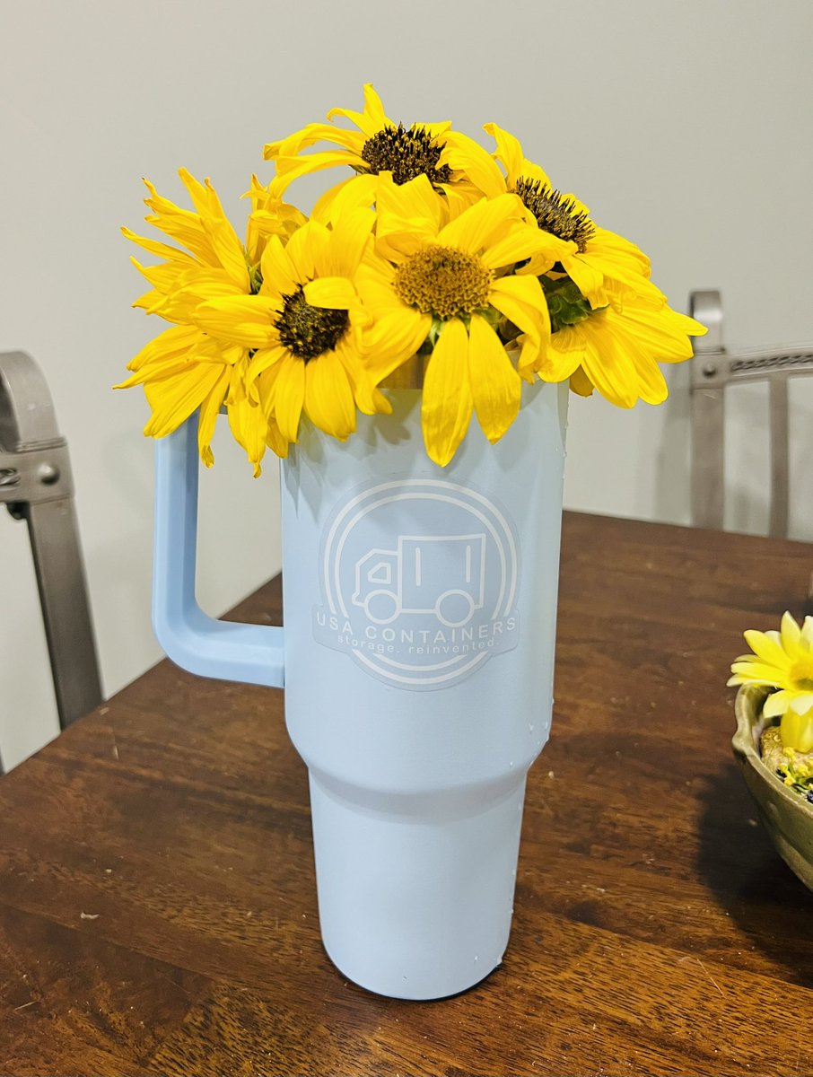usa_containers's tweet photo. Just a little splash of sunflowers to brighten up your day! 🌻💛🩵

#USAContainers #Storagesolutions #Bestservice #Storagecontainers #Shippingcontainers#Shippingcontainers https://t.co/J4fxBG09Yh