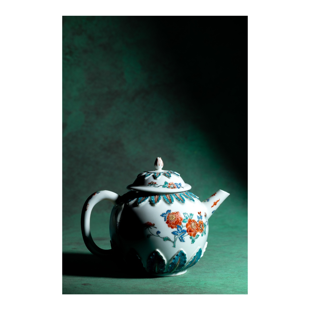 #DYK Meissen produced undecorated porcelains that were sent out to hausmalers, “home painters,” throughout Europe for decoration. This teapot was decorated by a Dutch artist in clear imitation of Chinese export porcelains.

artistoric.com/product/meisse…