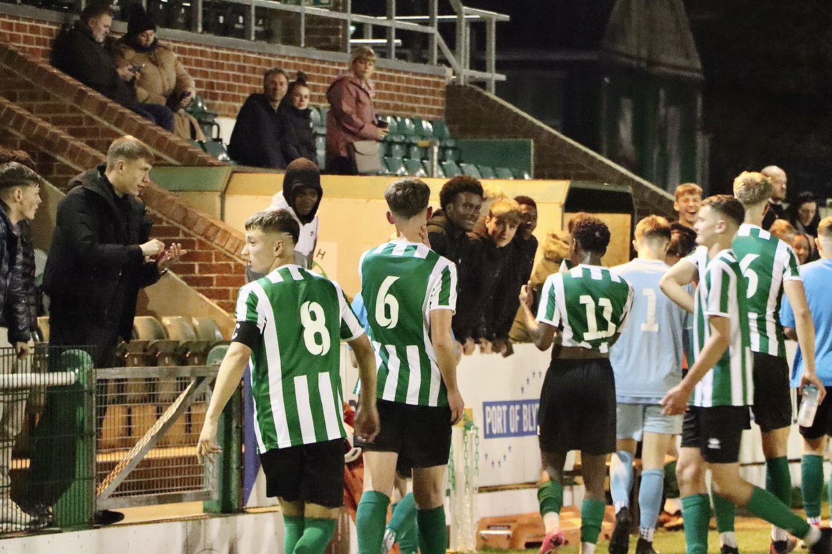 Blyth_Spartans's tweet photo. A top night under the lights at Croft Park! ✨

#HowayBlyth 🟢⚪️ https://t.co/VE5dqgDBen