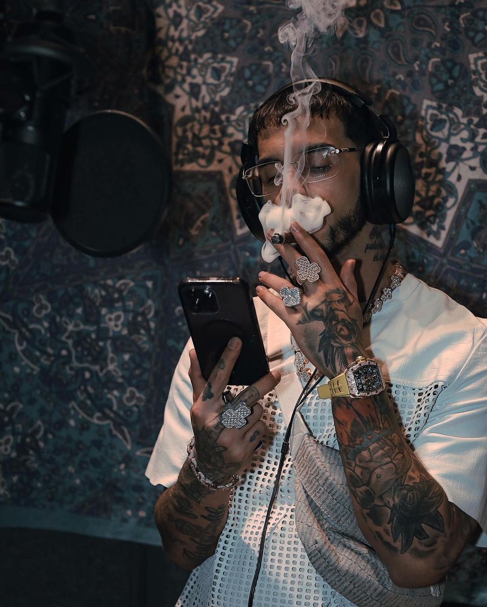 legendanuel's tweet photo. "Si creen que no merezco un GRAMMY, 'tamo en desacuerdo" 🐐🎶 https://t.co/Zrou5MzHf8