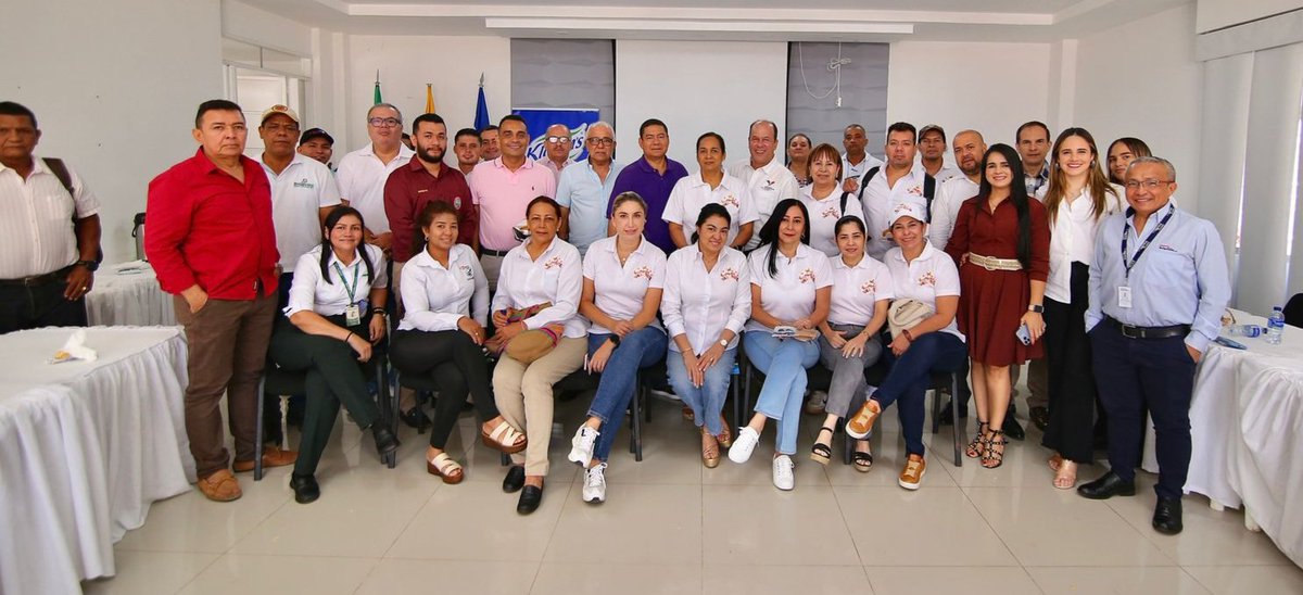 MagiaVallenataV's tweet photo. Productivo encuentro con empresas transporte y comerciantes d @ttvalleduparsa #Valledupar 
Esta sinergia nos va a permitir desarrollar proyectos en conjunto q nos lleven a posicionar la región como un destino turístico en @Colombia y el mundo
#Colombia #PaísDeLaBelleza #Turismo https://t.co/tEPJGKuF3i