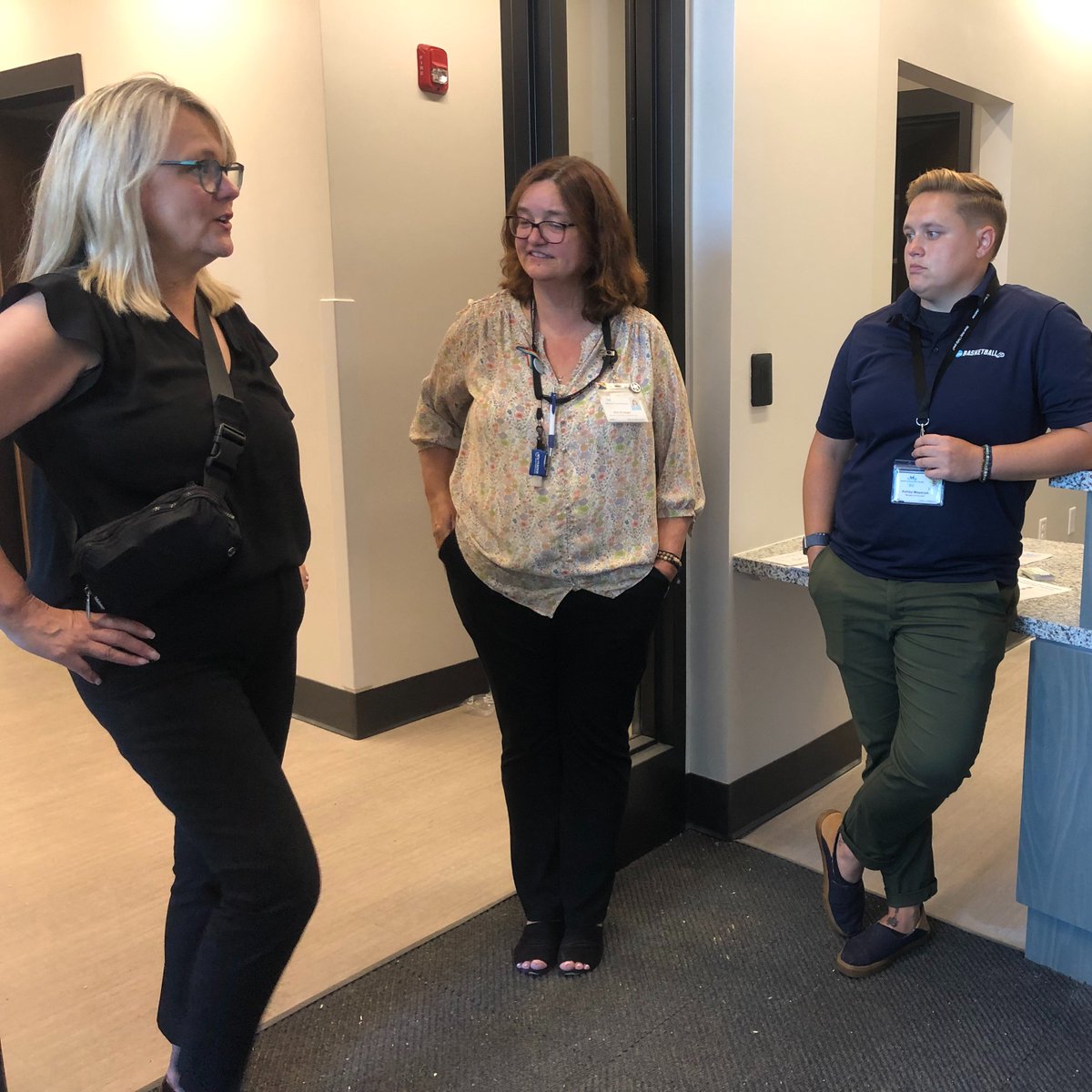 AnneMahoney's tweet photo. Last week, I visited the Yawkee Housing Resource Center from @FrBillsMnSpring and met with staff from @ManetCommunity. Services for those suffering from addiction and homelessness are critical, so thank you to our social service and medical providers for their tireless efforts! https://t.co/uOCZF5F0b5